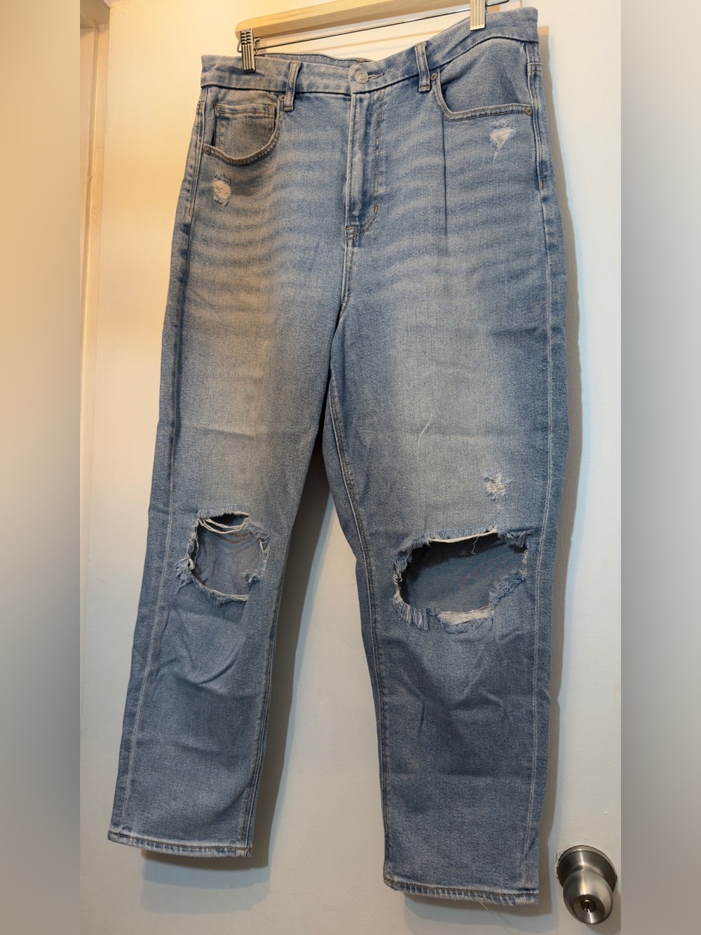 American Eagle Outfitters Light Blue Distressed mom Jeans